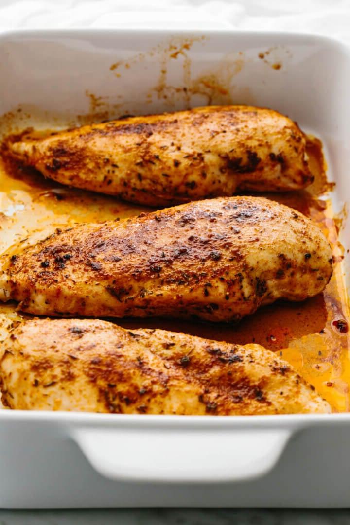 Die 10 besten Rezepte aus 2021 5 Gebackene Hähnchenbrust in einer Pfanne.