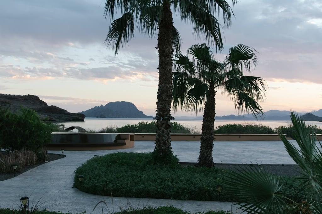 Idyllische Poolanlage und Palmen im Villa del Palmar Loreto