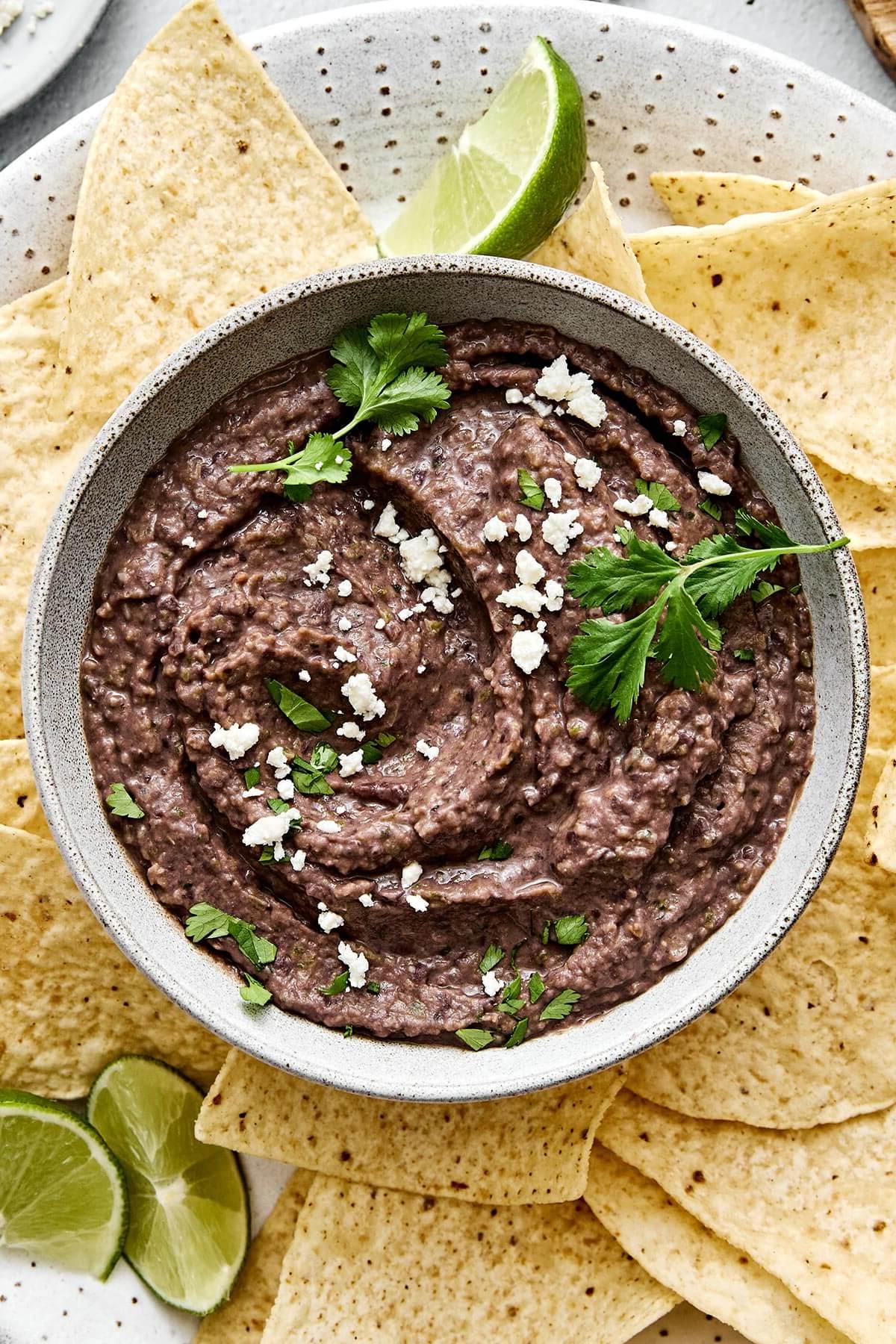 30+ Mexikanische Rezepte – Perfekt für den Cinco de Mayo 5 Eine Schüssel mit schwarzem Bohnen-Dip.