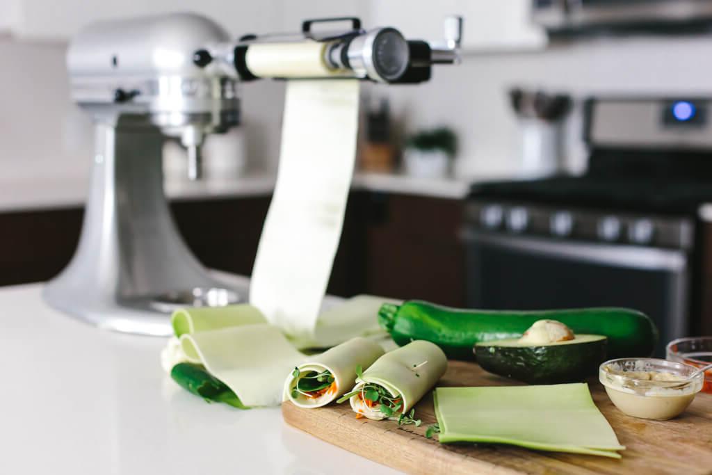 Frische Apfelscheiben, perfekt geschnitten mit dem KitchenAid Gemüseschneider – ideal für Wraps und Snacks.
