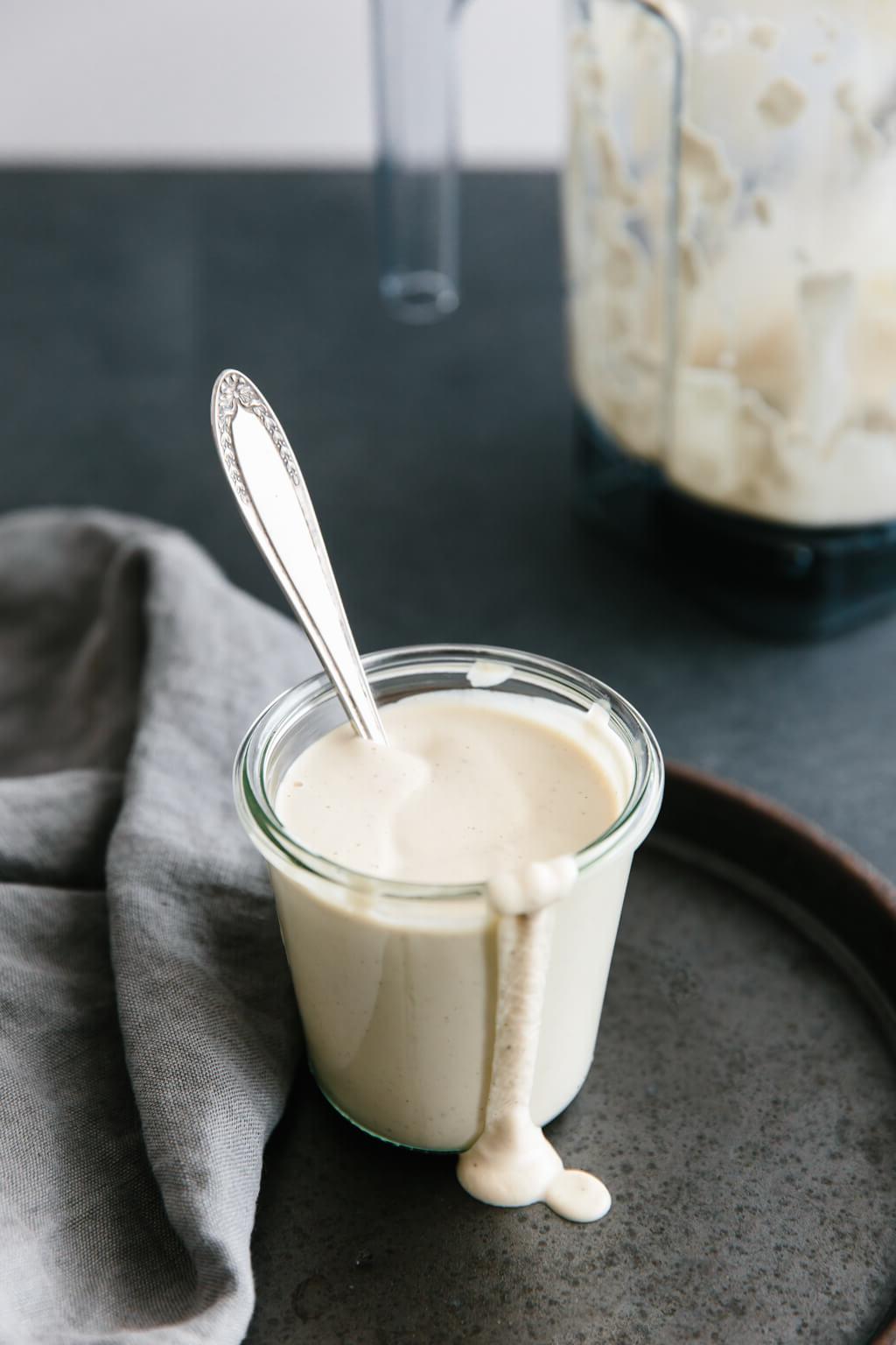 Diese vegane Alfredo-Sauce ist unglaublich reichhaltig und cremig. Es ist eine Cashew-basierte, milchfreie Alfredo-Sauce mit einem köstlich herzhaften, käseähnlichen Geschmack.