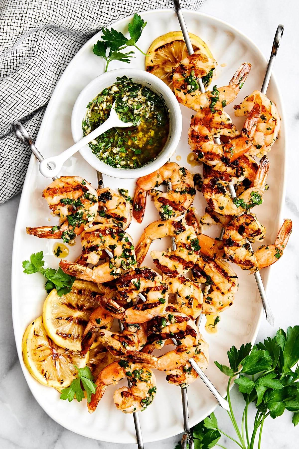 Über 30 festliche Rezepte zum 4. Juli 5 Ein Teller mit gegrillten Garnelenspießen.
