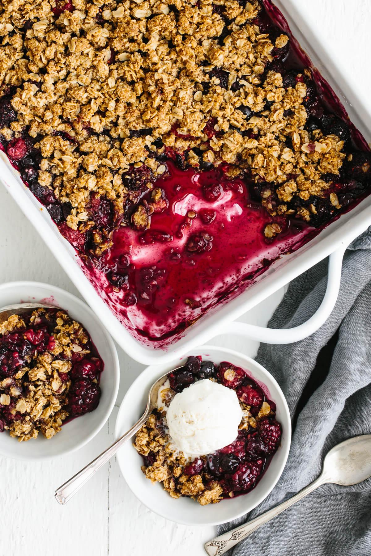 Über 30 festliche Rezepte zum 4. Juli 41 Beeren-Crumble in einer Auflaufform mit zwei herausgeschöpften Dessertschalen.