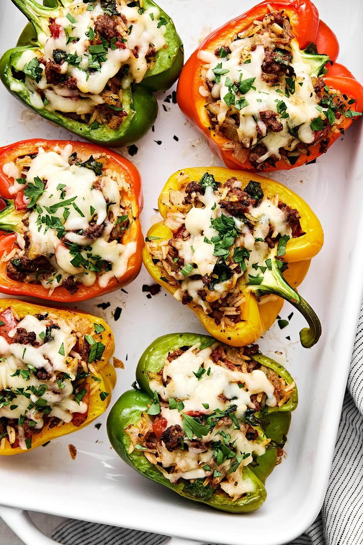 50+ Beste Einfache Abendessen Ideen 41 Eine Auflaufform gefüllt mit Rindfleisch-gefüllten Paprika.