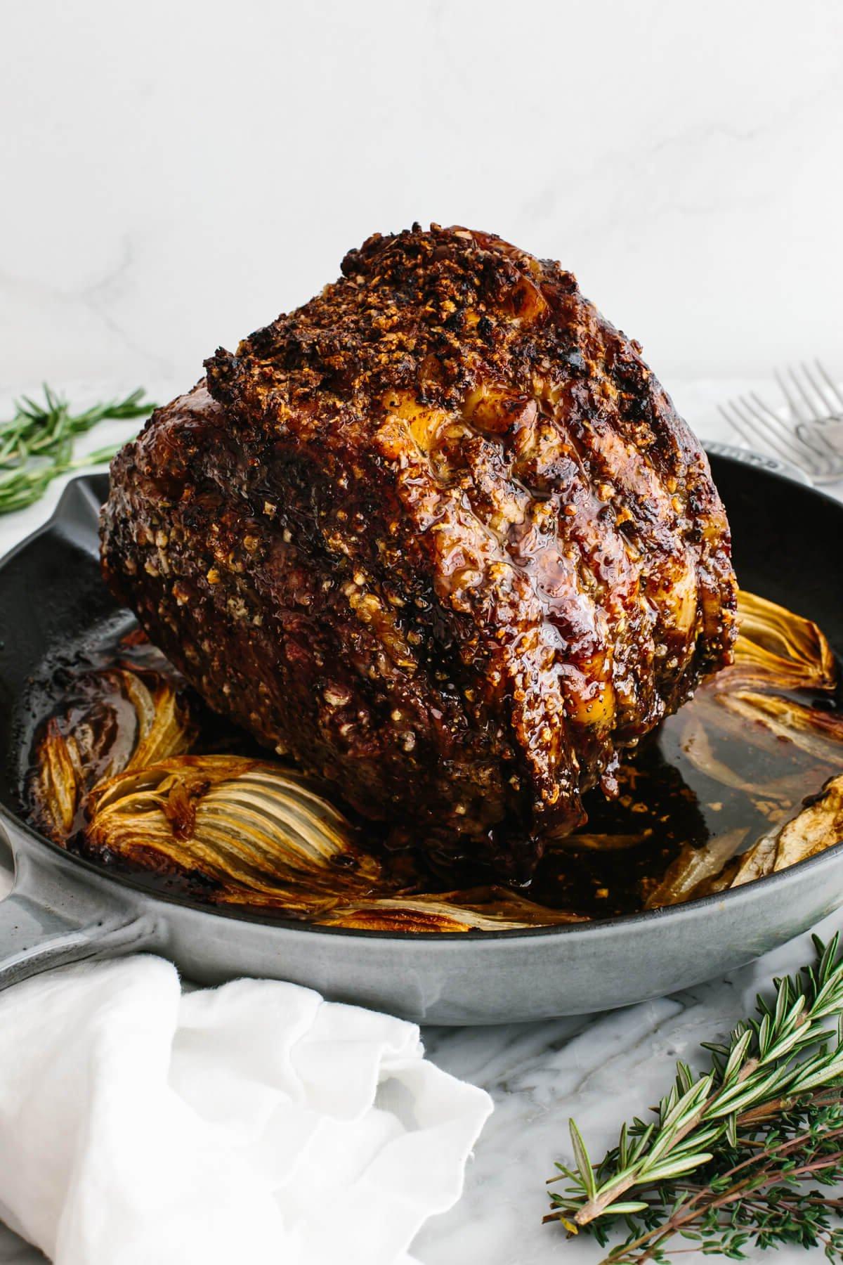 Über 40 Osterrezepte: Frisch, klassisch und einfach 41 Gekochter Prime Rib in einer Pfanne.