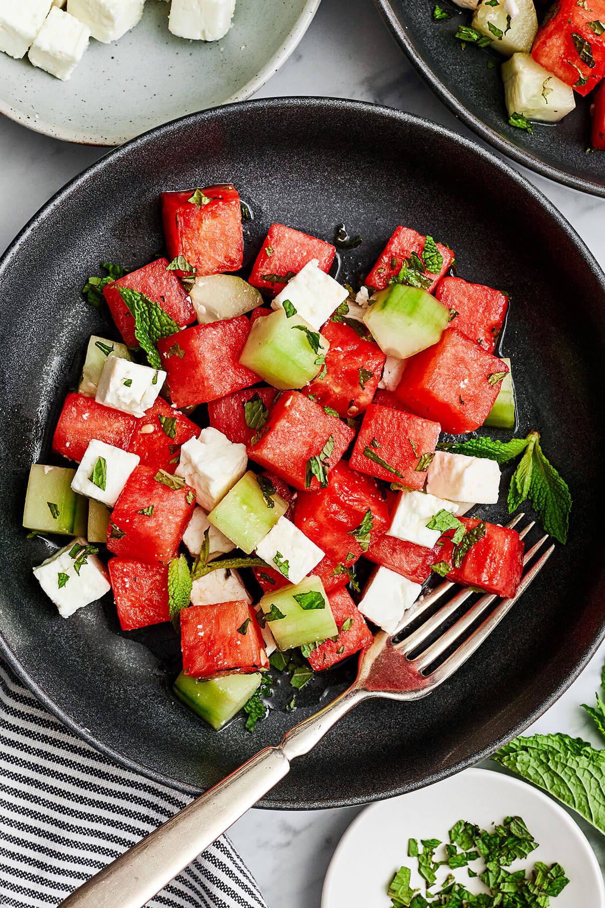 Die 60+ besten Mittelmeer-Diät-Rezepte 42 Wassermelonensalat in einer schwarzen Schüssel