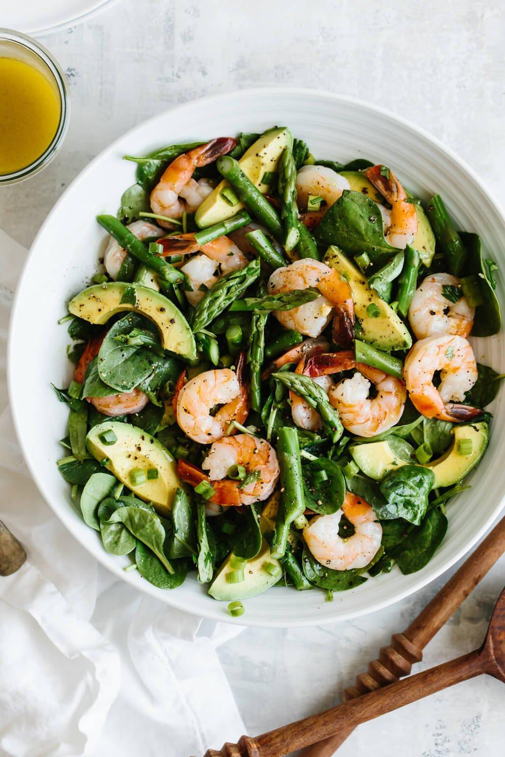Die 60+ besten Mittelmeer-Diät-Rezepte 43 Dieser Garnelen-, Spargel- und Avocadosalat ist absolut köstlich und perfekt für den Frühling. Es ist ein leichter, lebendiger, cremiger, gesunder Avocadosalat.