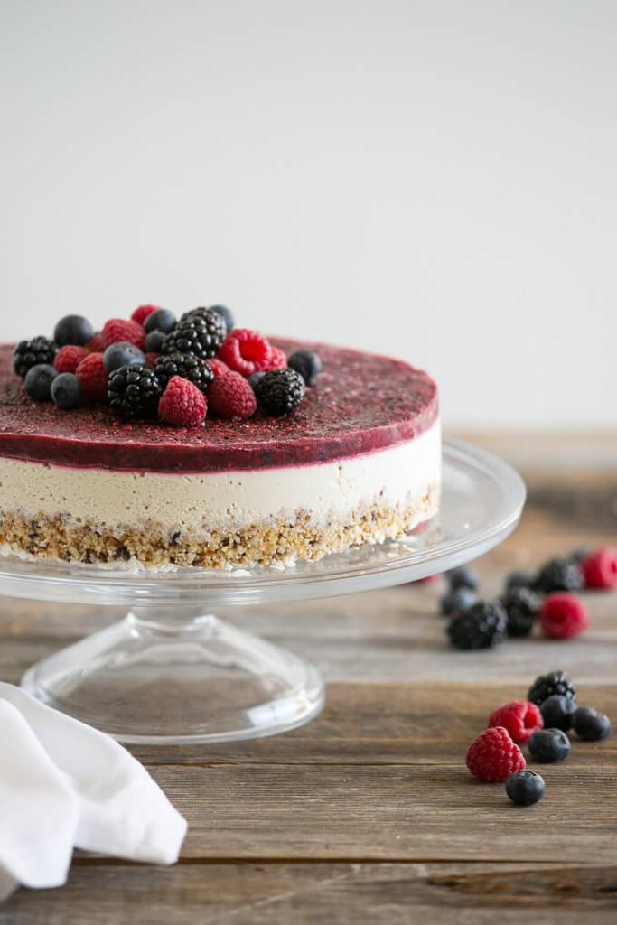 Über 30 festliche Rezepte zum 4. Juli 44 (Glutenfrei, milchfrei, Paleo, vegan) Eines meiner Lieblingsrezepte für rohen Käsekuchen - roher Waldbeeren- und Vanille-Käsekuchen.