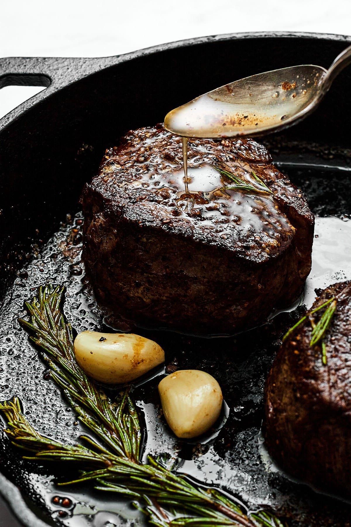 Über 50 einfache Whole30 Abendessen-Rezepte 45 Buttersoße über Filet Mignon löffeln