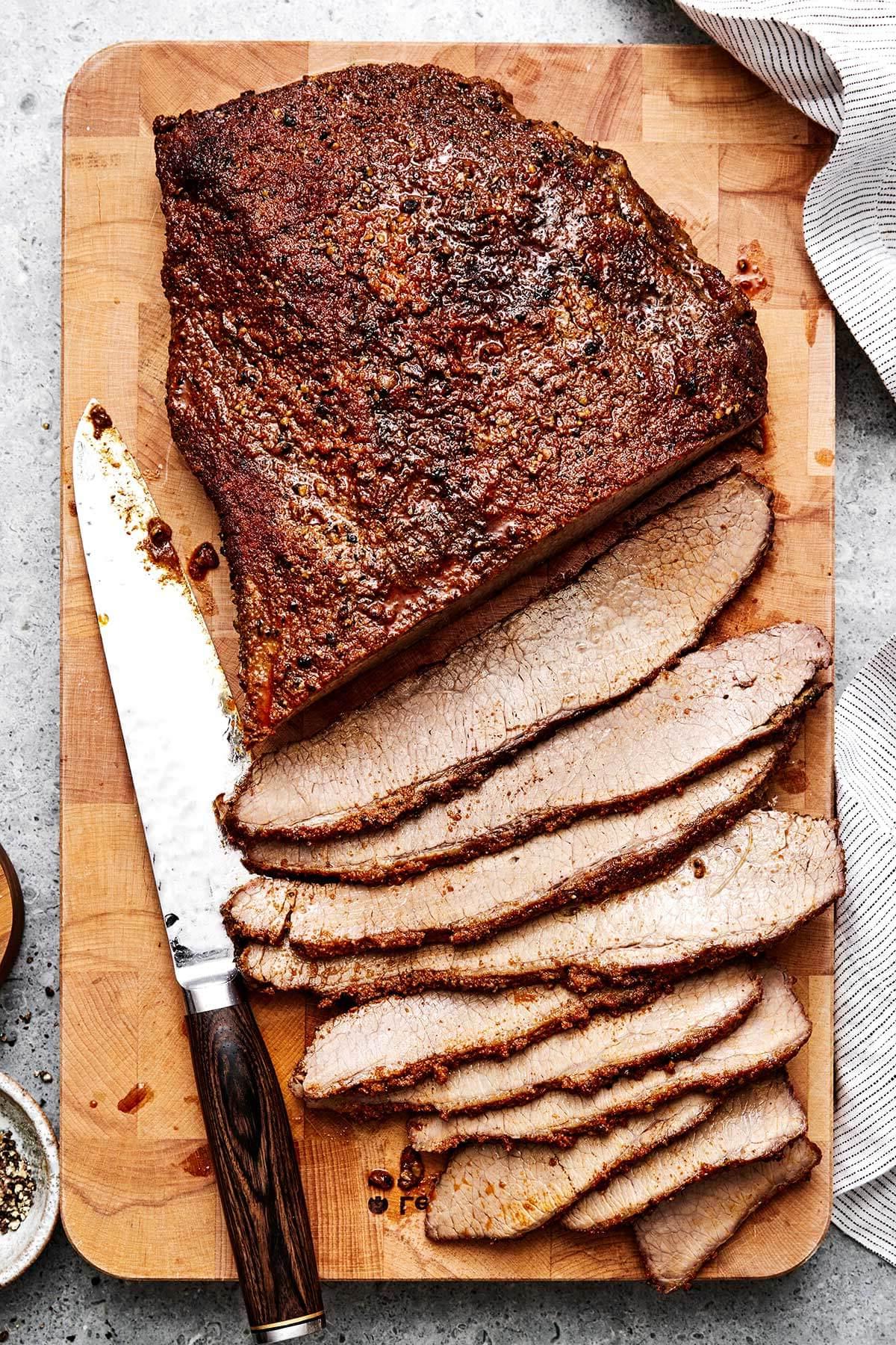 Über 50 einfache Whole30 Abendessen-Rezepte 47 Geschnittenes Rinderbruststück auf einem Holzbrett.