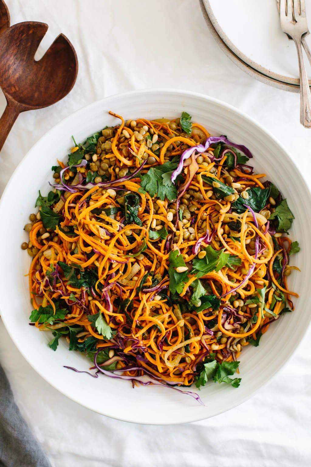 Die 60+ besten Mittelmeer-Diät-Rezepte 47 Salat aus Süßkartoffel-Nudeln ist eine Kombination aus spiralisierten Süßkartoffel-Nudeln, Kohl, Linsen, gebratenen Zwiebeln und Mangold. Er ist mit frischen Kräutern, gerösteten Pinienkernen und einer pikanten Dijon-Vinaigrette garniert.