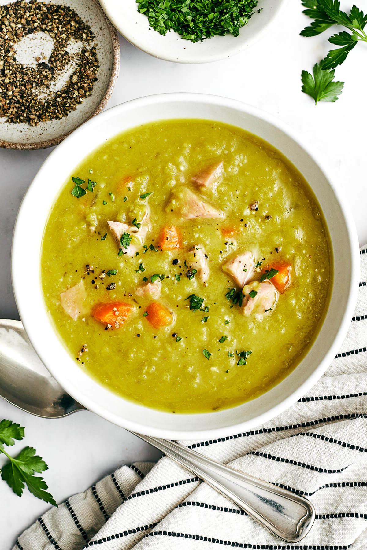 Top 10 Rezepte 2023 6 Eine dampfende Schüssel Spalterbsensuppe