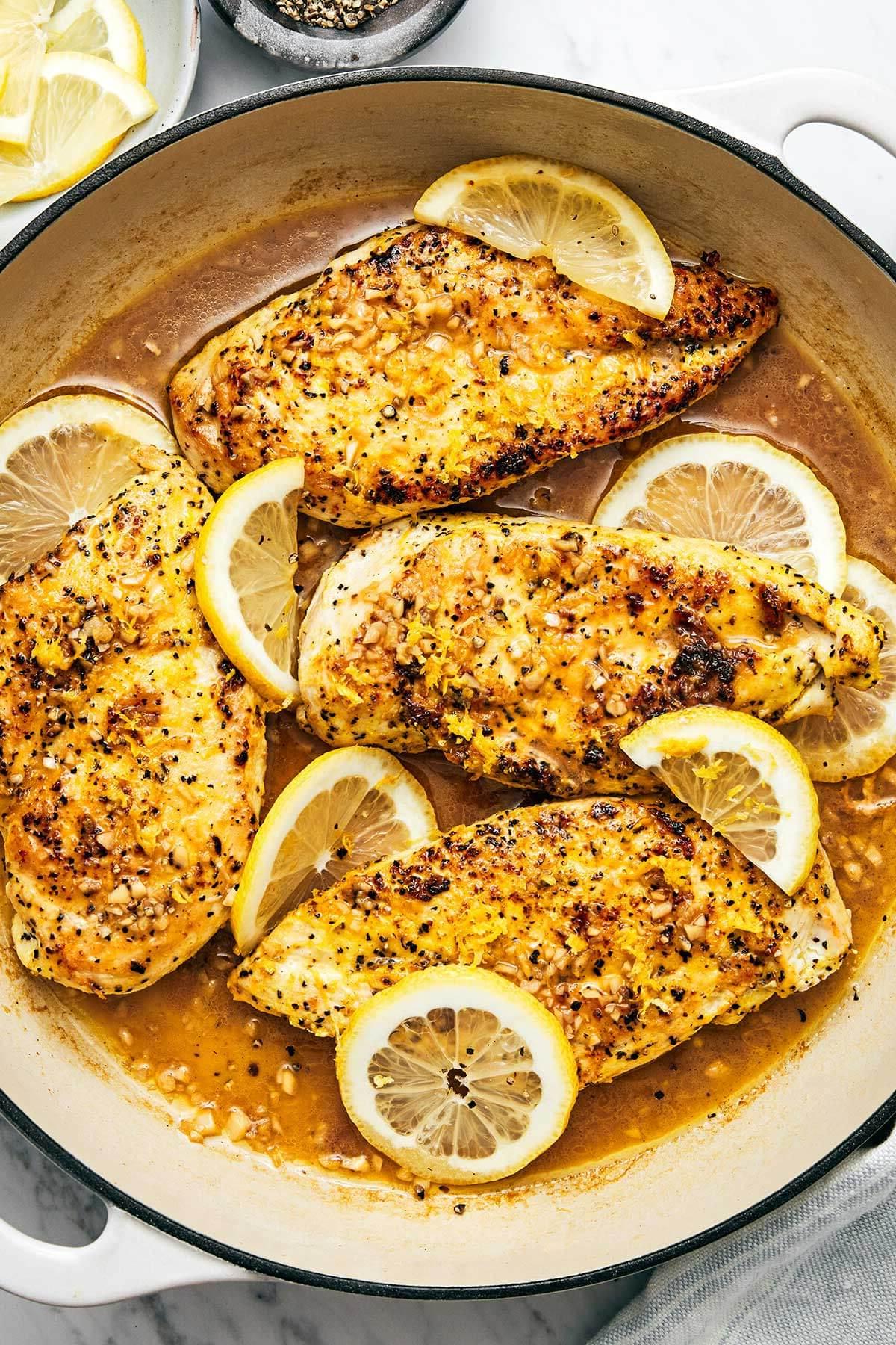 Top 10 Rezepte 2024 6 Zitronen-Pfeffer-Hähnchen in einer Pfanne.