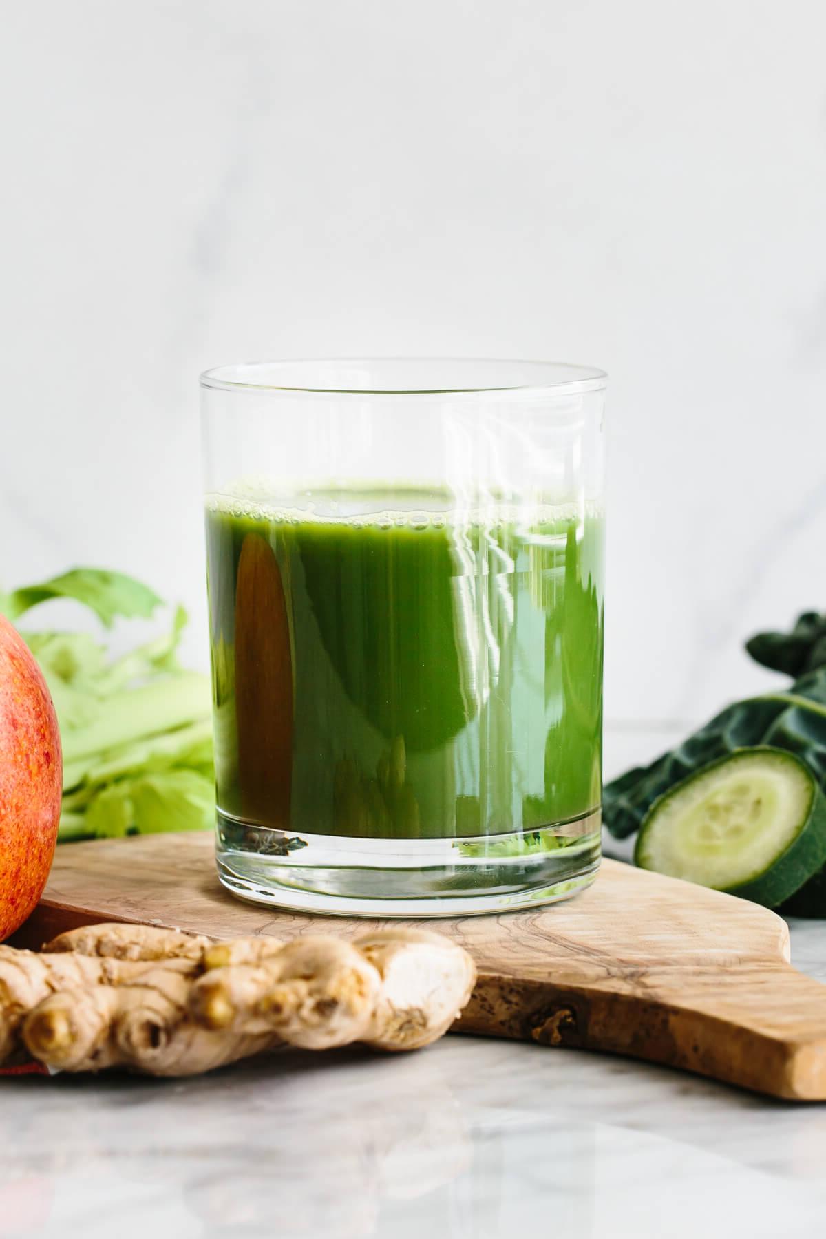 10+ Entzündungshemmende Getränke für mehr Wohlbefinden 6 Ein Glas grüner Saft.