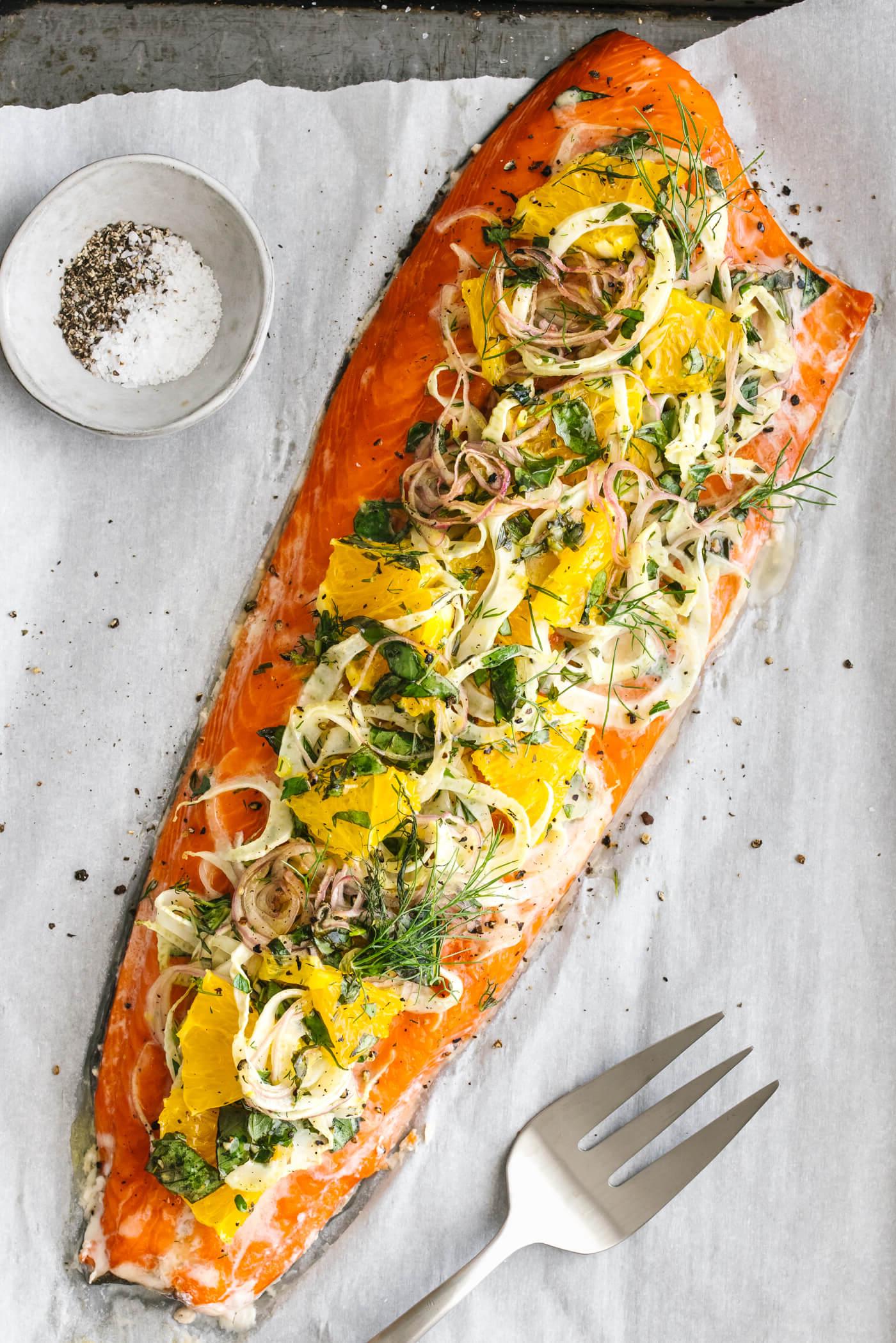 Die 20+ besten Lachsrezepte 5 Langsam gebratener Lachs mit Orange, Fenchel und Kräutern auf einem Backblech.