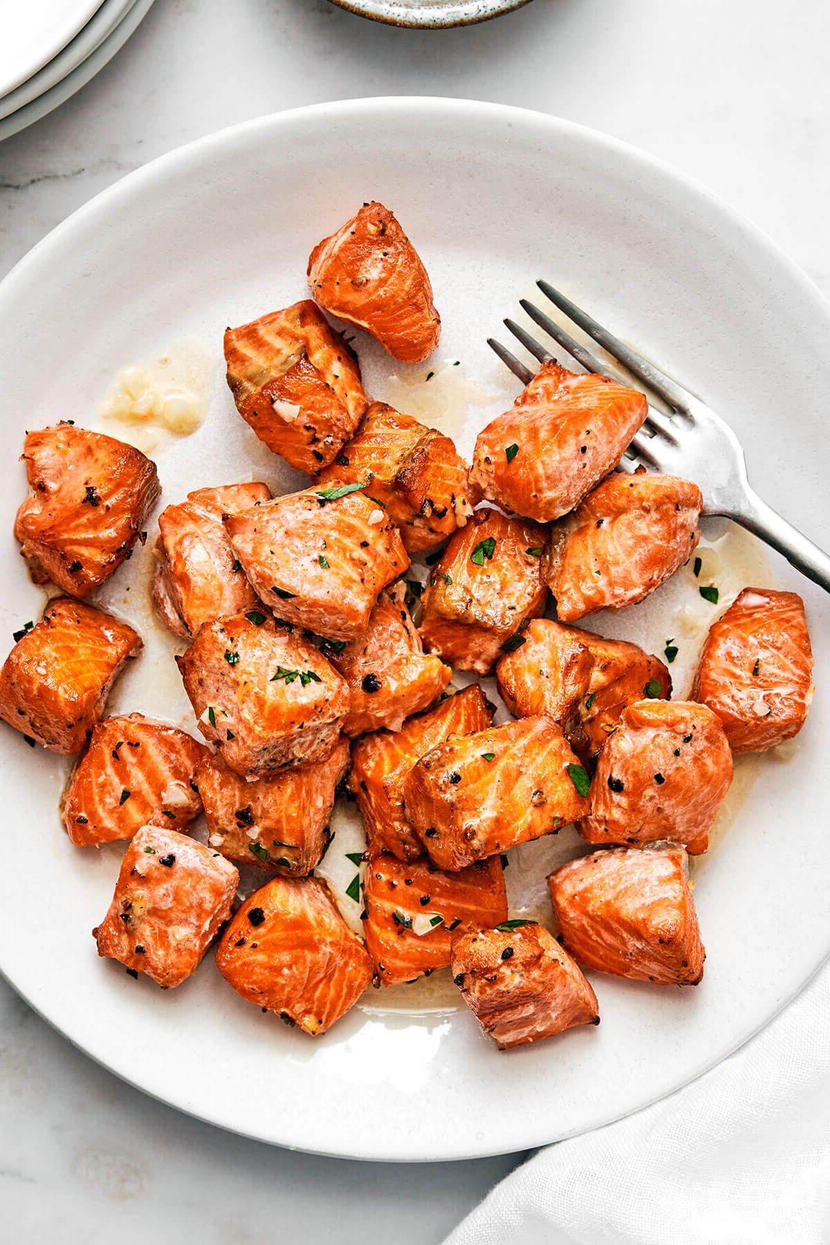 Einfache Heißluftfritteusen-Rezepte zum Immer-wieder-Zubereiten 6 Air fryer salmon bites on a plate with a fork