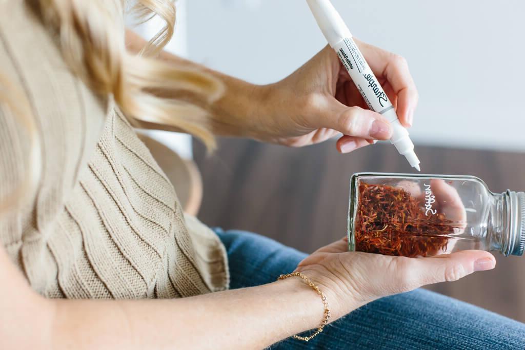 Nahaufnahme eines Simply Organic Ingwerglases in der Gewürzschublade, handbeschriftet mit einem feinen Stift für eine individuelle und organisierte Note. #Gewürzlabel #Küchenhacks #SimplyOrganic