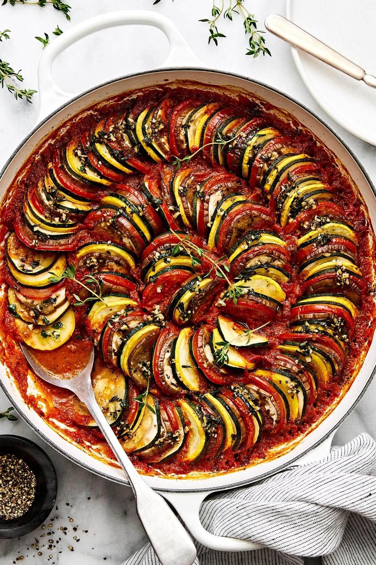 Über 20 beste Zucchini-Rezepte 6 Ratatouille in einer Pfanne.