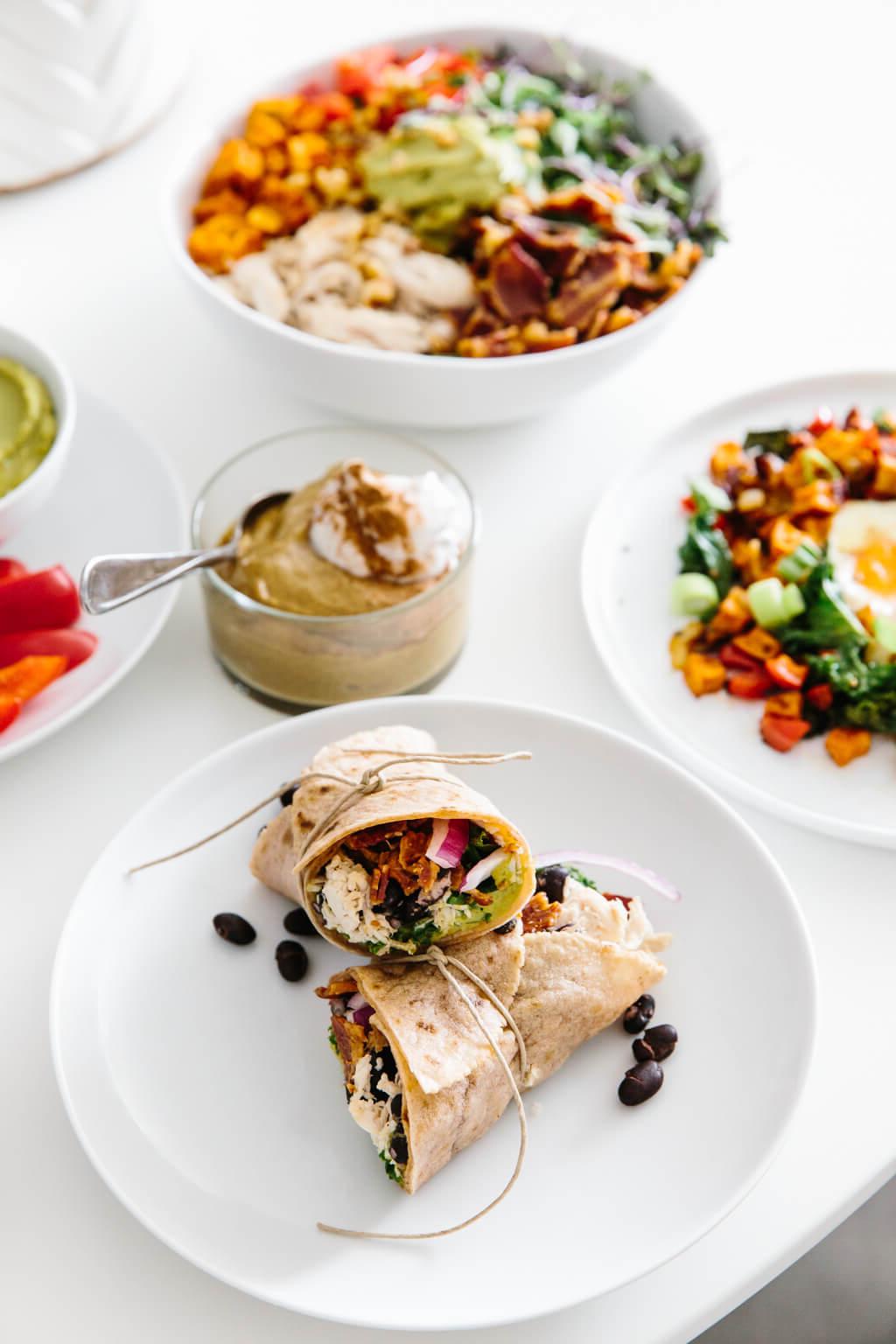 Fertig vorbereitete Herbstmahlzeiten, wie Salate und Bowls, ansprechend auf einem Tisch angerichtet, bereit zum Verzehr oder zur Aufbewahrung.