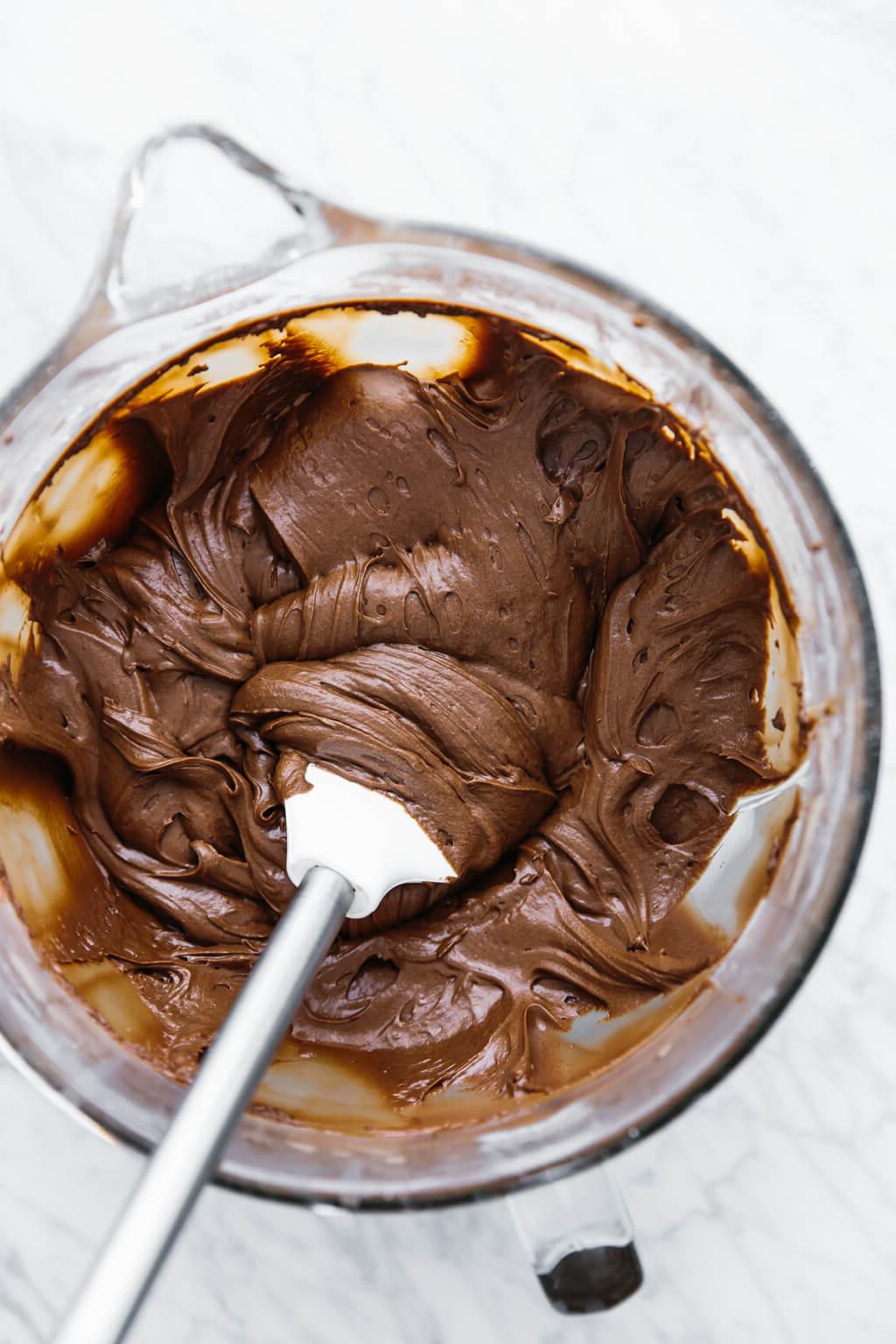 Dieses vegane Schokoladen-Buttercreme-Frosting ist milchfrei und kann auch zu einem Paleo-Buttercreme-Frosting modifiziert werden. Es ist reichhaltig, dekadent und köstlich!