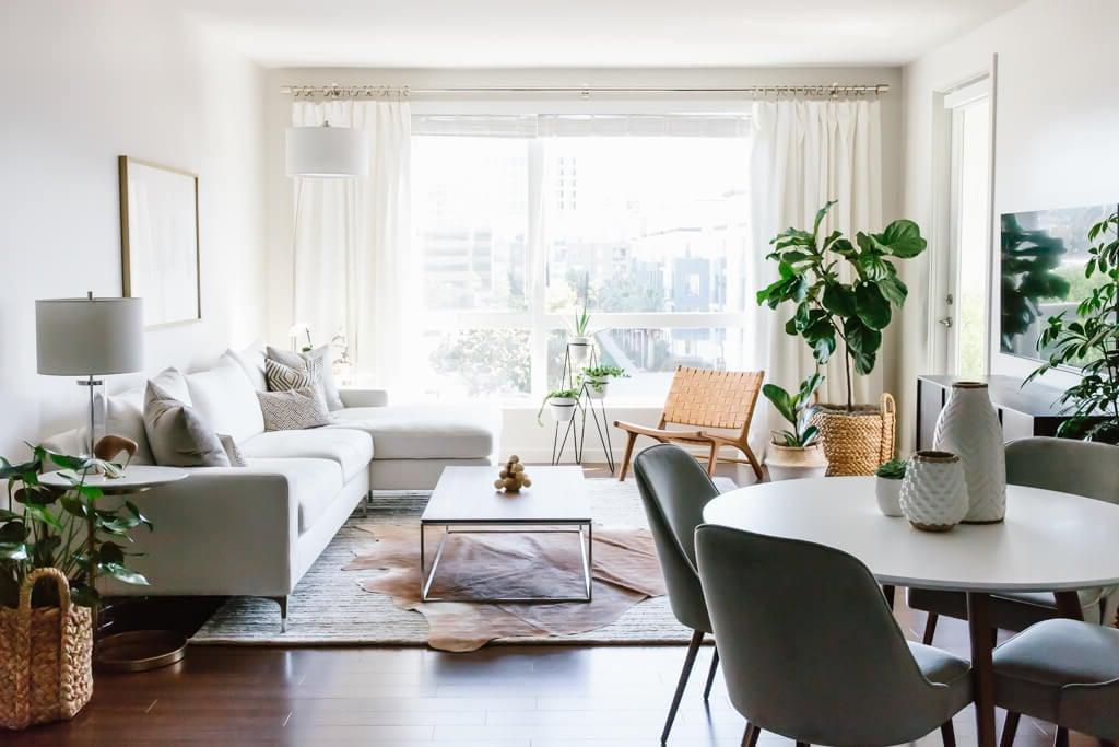 Tour durch mein modernes, minimalistisches Wohnzimmer. Mein Einrichtungsstil ist eine Mischung aus Minimalismus, Mid-Century Modern, Skandinavien und SoCal-Flair. Helle, offene Raumgestaltung mit persönlichen Akzenten.