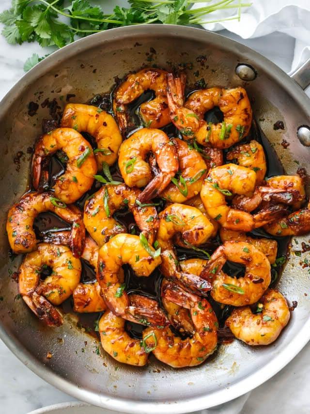 30 gesunde Rezepte in 30 Minuten oder weniger 6 Garnelen mit Honig-Knoblauch-Sauce in einer Pfanne.