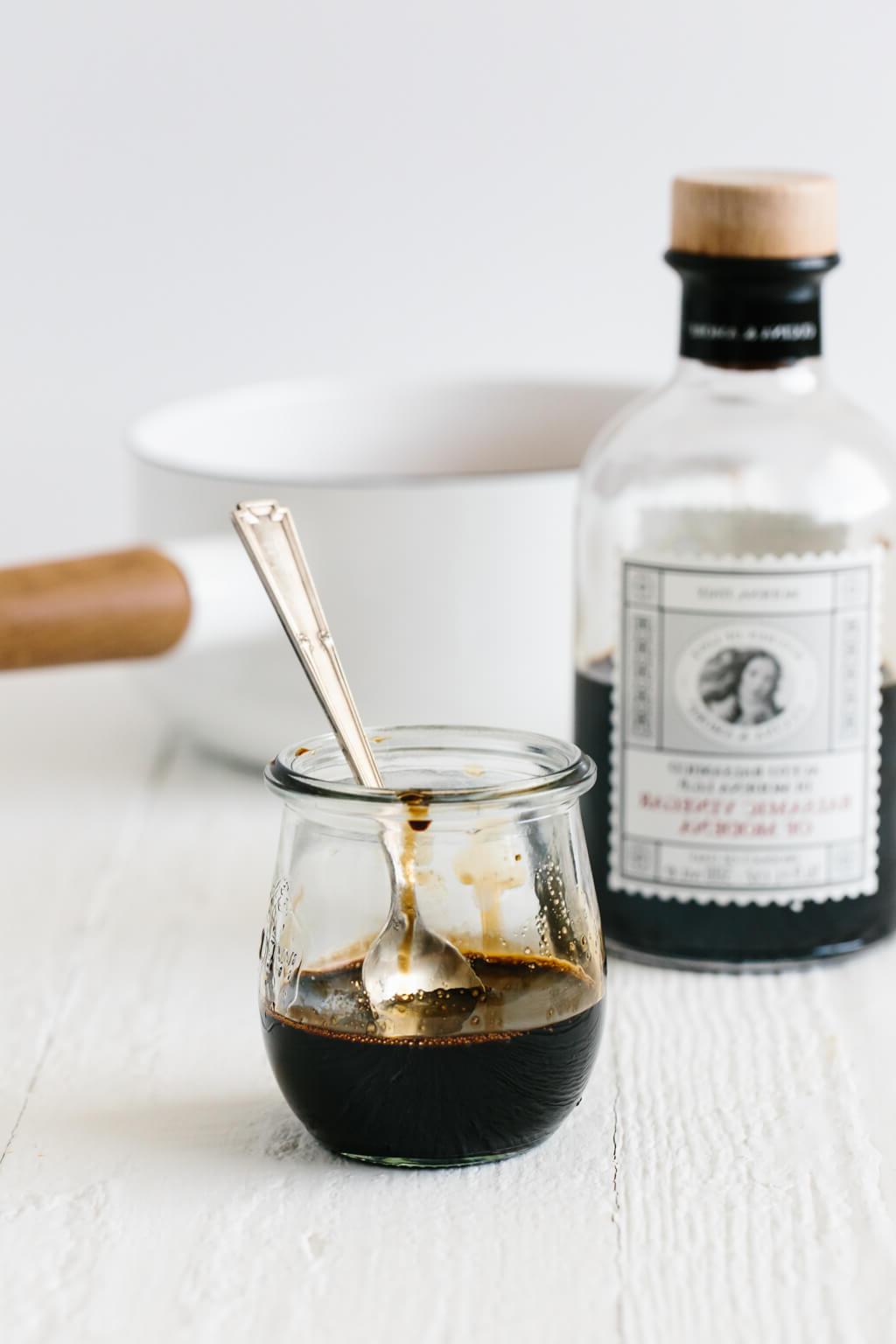 Balsamico-Reduktion (auch bekannt als Balsamico-Glasur) lässt sich leicht zu Hause zubereiten. Es dauert nur eine einzige Zutat – hochwertigen Balsamico-Essig – und lediglich 15 Minuten, um diese vielseitige, süß-saure Soße für Salate, Käse oder gegrilltes Gemüse herzustellen.