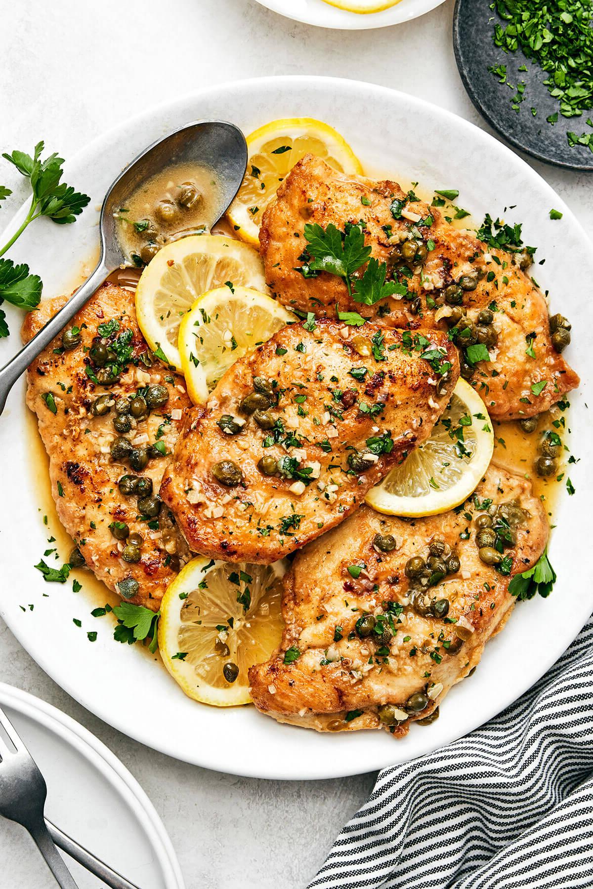 Die 60+ besten Mittelmeer-Diät-Rezepte 6 Hähnchen Piccata in einer weißen Servierschüssel