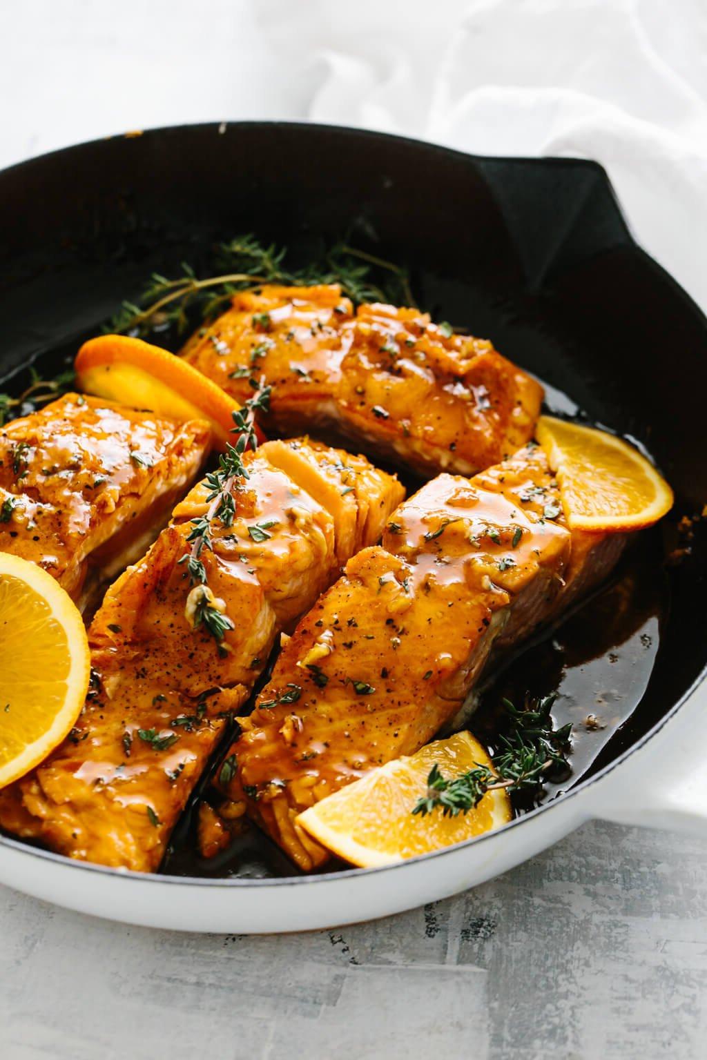 50+ Beste Einfache Abendessen Ideen 51 Orangen-Glasierter Lachs in einer Pfanne.