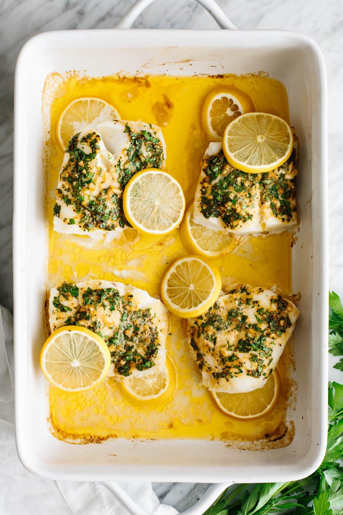 Die 60+ besten Mittelmeer-Diät-Rezepte 52 Vier gebackene Kabeljaufilets in einer weißen Auflaufform.