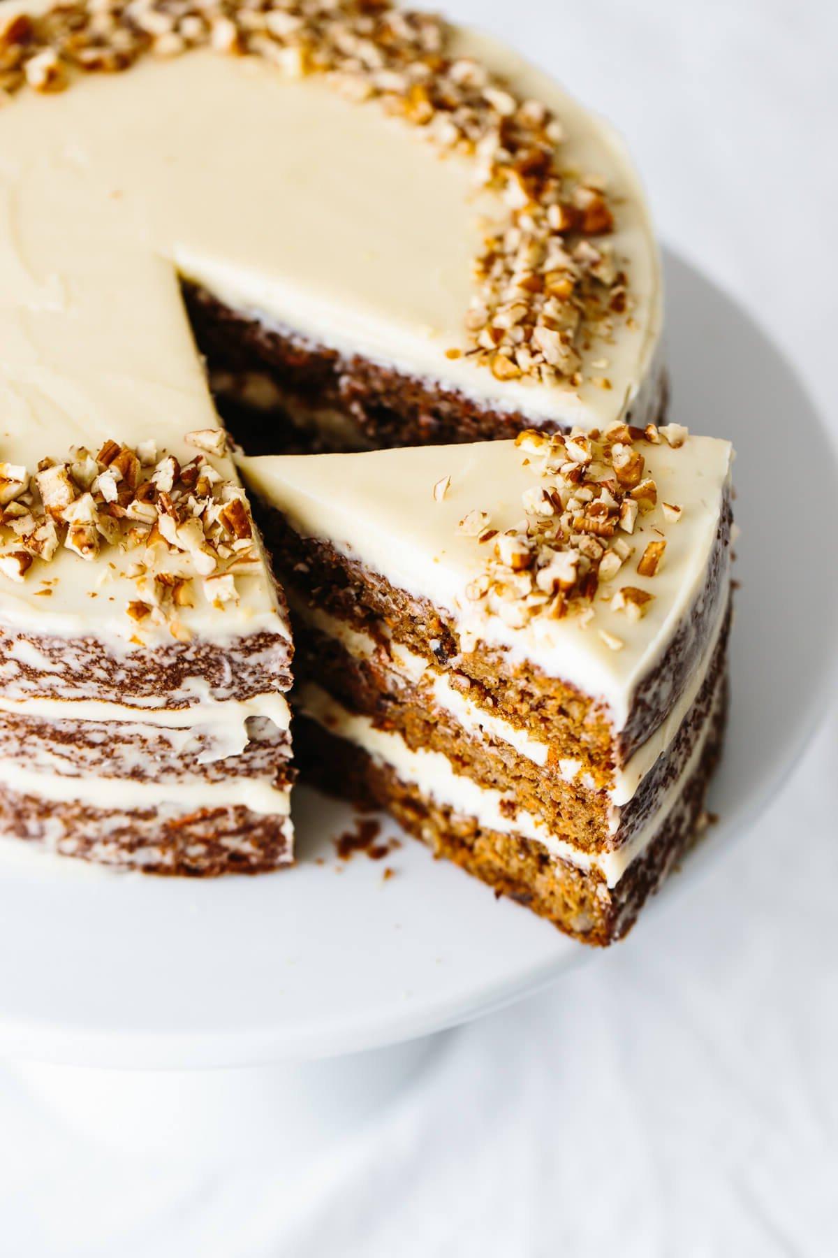 Über 40 Osterrezepte: Frisch, klassisch und einfach 53 Glutenfreier Karottenkuchen auf einem Kuchenständer.
