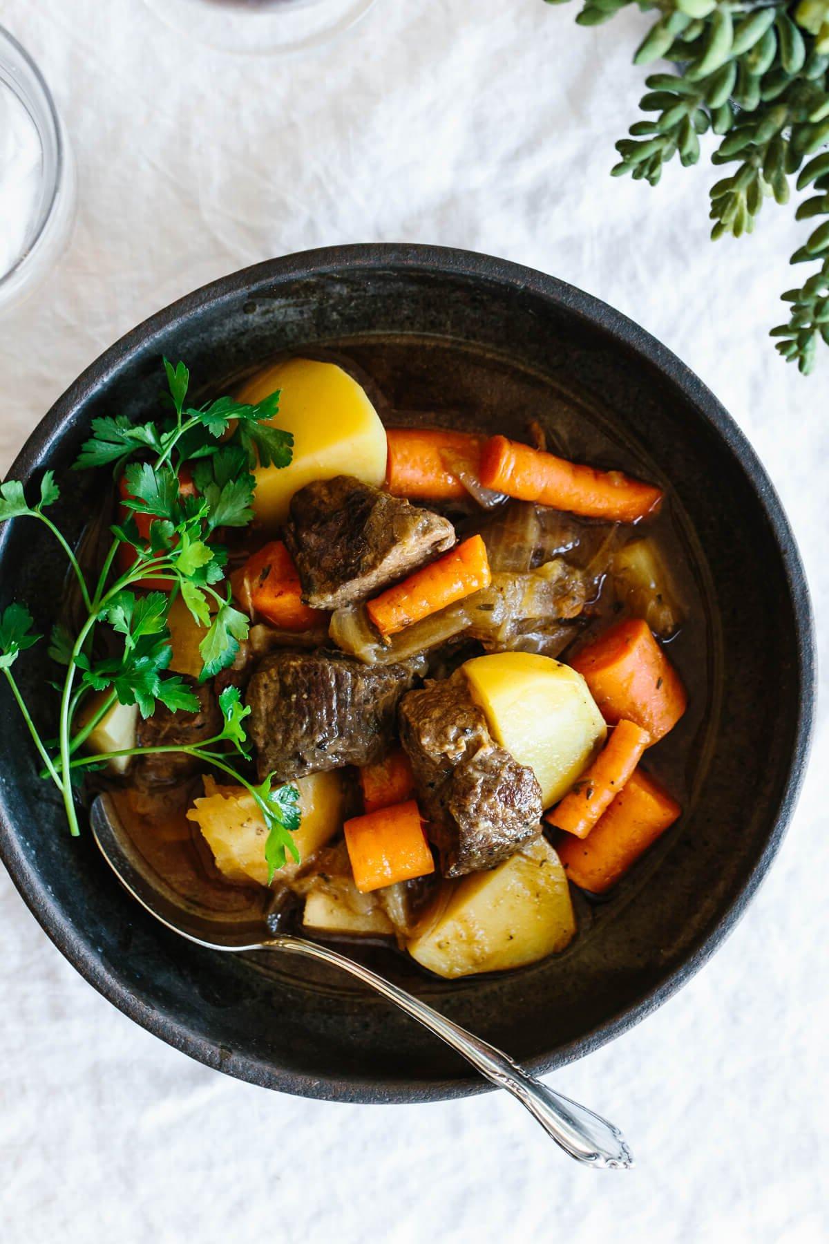 Über 50 einfache Whole30 Abendessen-Rezepte 53 Lammeintopf in einer Schüssel.