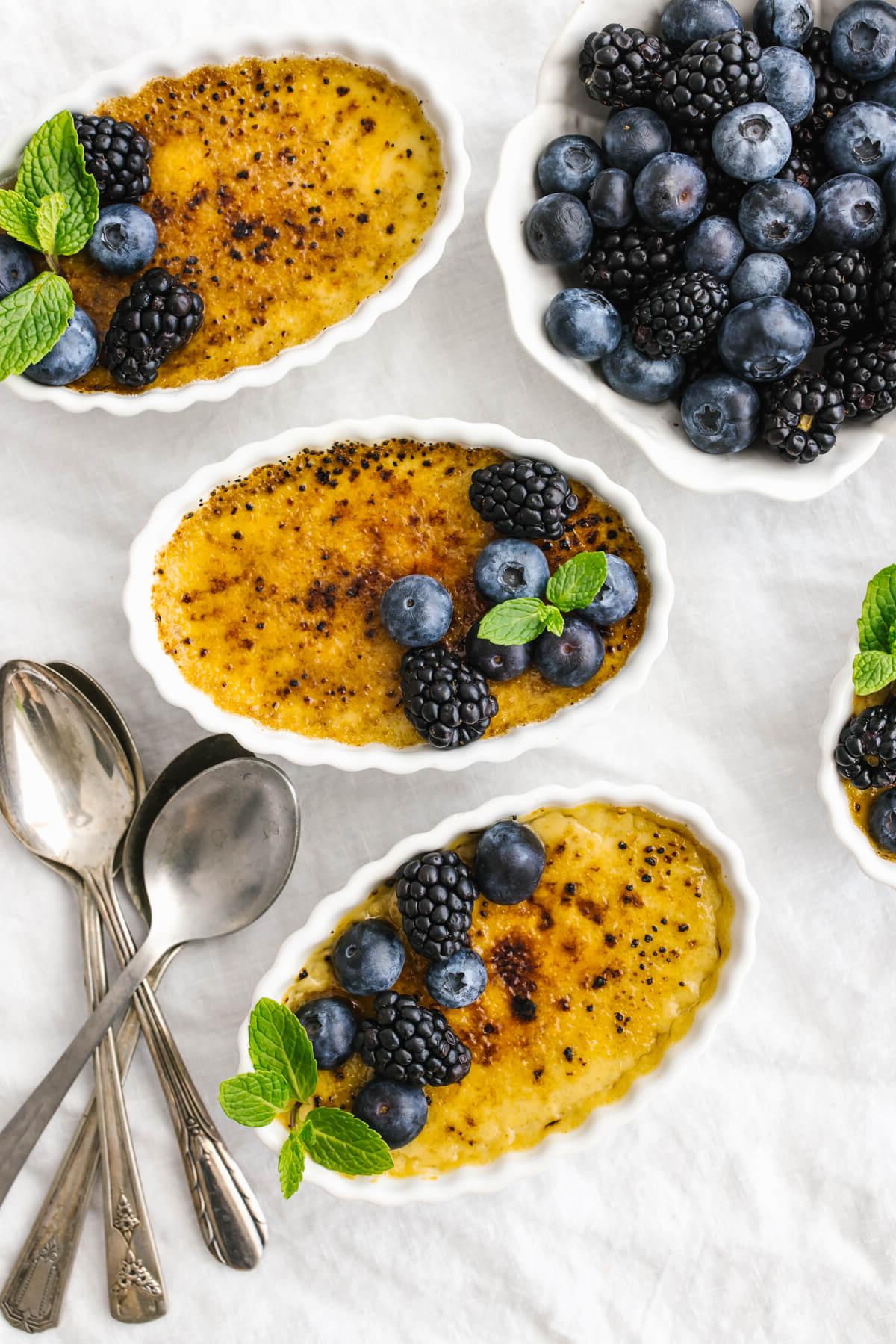 Über 40 Osterrezepte: Frisch, klassisch und einfach 54 Kokos-Crème brûlées mit Beeren obendrauf.