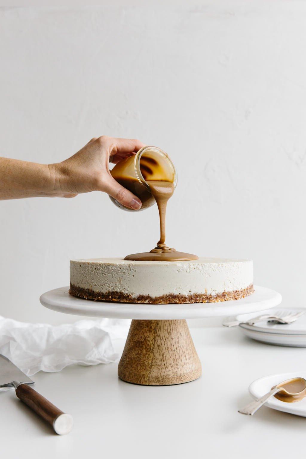 Über 40 Osterrezepte: Frisch, klassisch und einfach 55 Dieses glutenfreie vegane Karamell-Käsekuchenrezept wird mit der erstaunlichsten gesalzenen Karamellsauce beträufelt. Der vegane Käsekuchen wird einfach aus Cashewkernen hergestellt, die über Nacht eingeweicht wurden, und ist super cremig und dekadent.