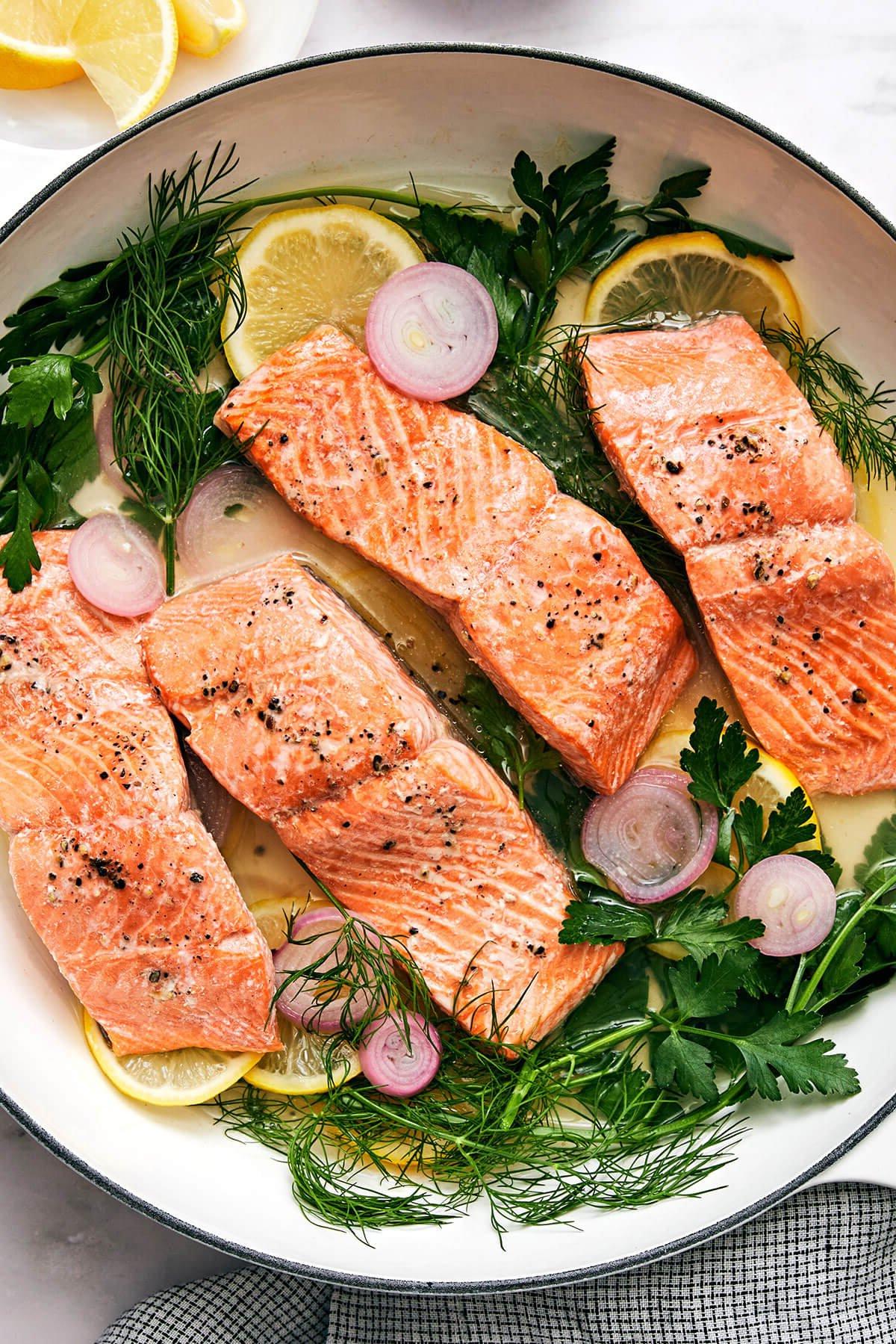 Die 60+ besten Mittelmeer-Diät-Rezepte 55 Poached Lachs in einer Pfanne