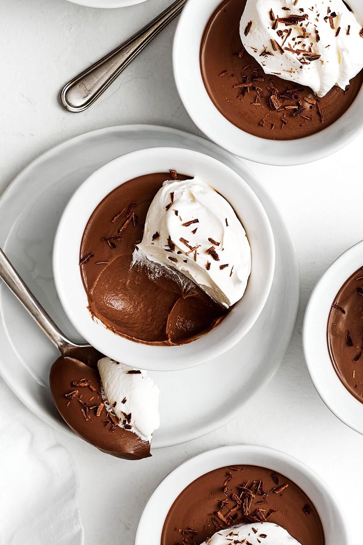 Über 40 Osterrezepte: Frisch, klassisch und einfach 56 Ein halb gegessener Schokoladen-Pot de Crème.