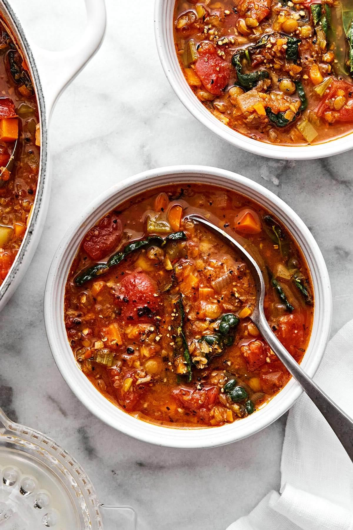 50+ Beste Einfache Abendessen Ideen 57 Schüsseln mit mediterraner Linsensuppe.