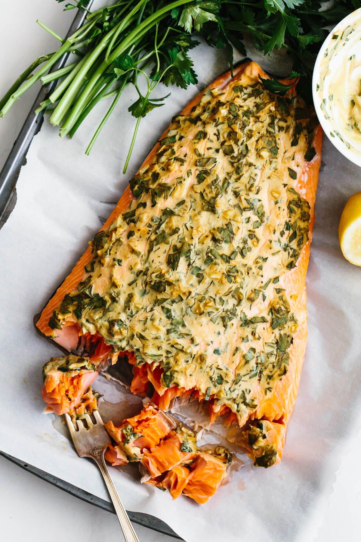 Die 60+ besten Mittelmeer-Diät-Rezepte 58 Dijon-Lachs aus dem Ofen auf einem Tablett mit einer Gabel.