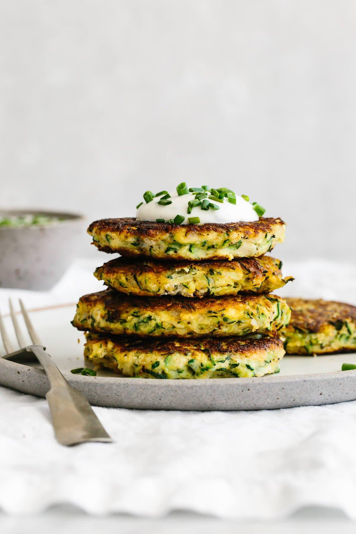 50+ Beste Einfache Abendessen Ideen 58 Ein Stapel Zucchini-Puffer auf einem Teller.