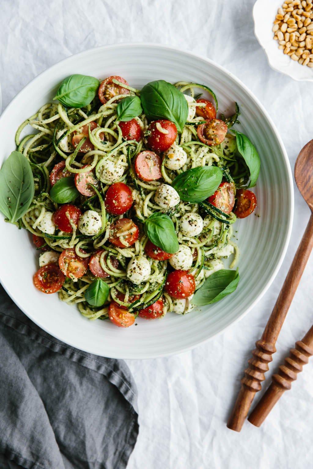 50+ Beste Einfache Abendessen Ideen 59 Zucchini-Nudeln Caprese werden aus meiner Lieblings-glutenfreien Pasta-Alternative, Zucchini-Nudeln, hergestellt – inspiriert von einem meiner absoluten Lieblingssalate, Caprese.
