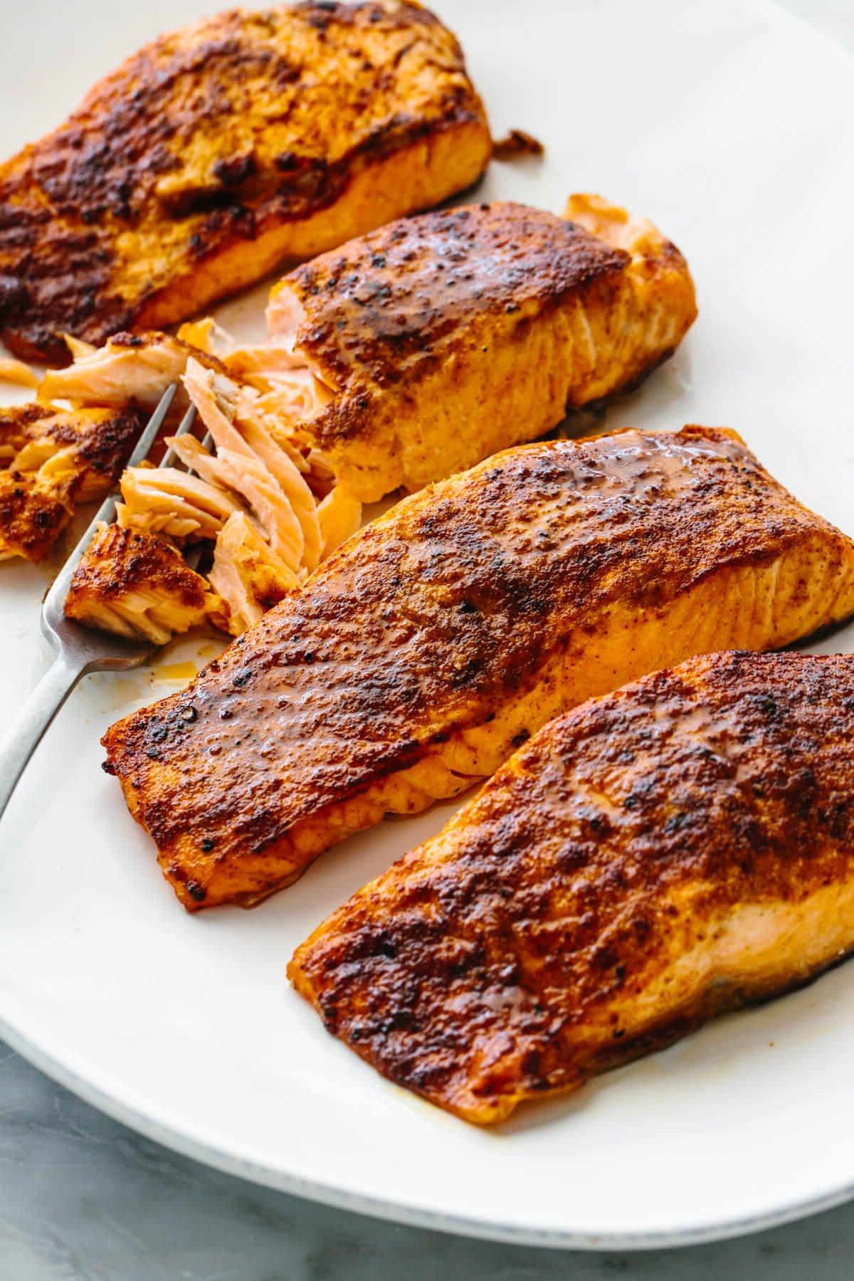 Über 50 einfache Whole30 Abendessen-Rezepte 59 Air Fryer Lachsfilets auf einem Teller