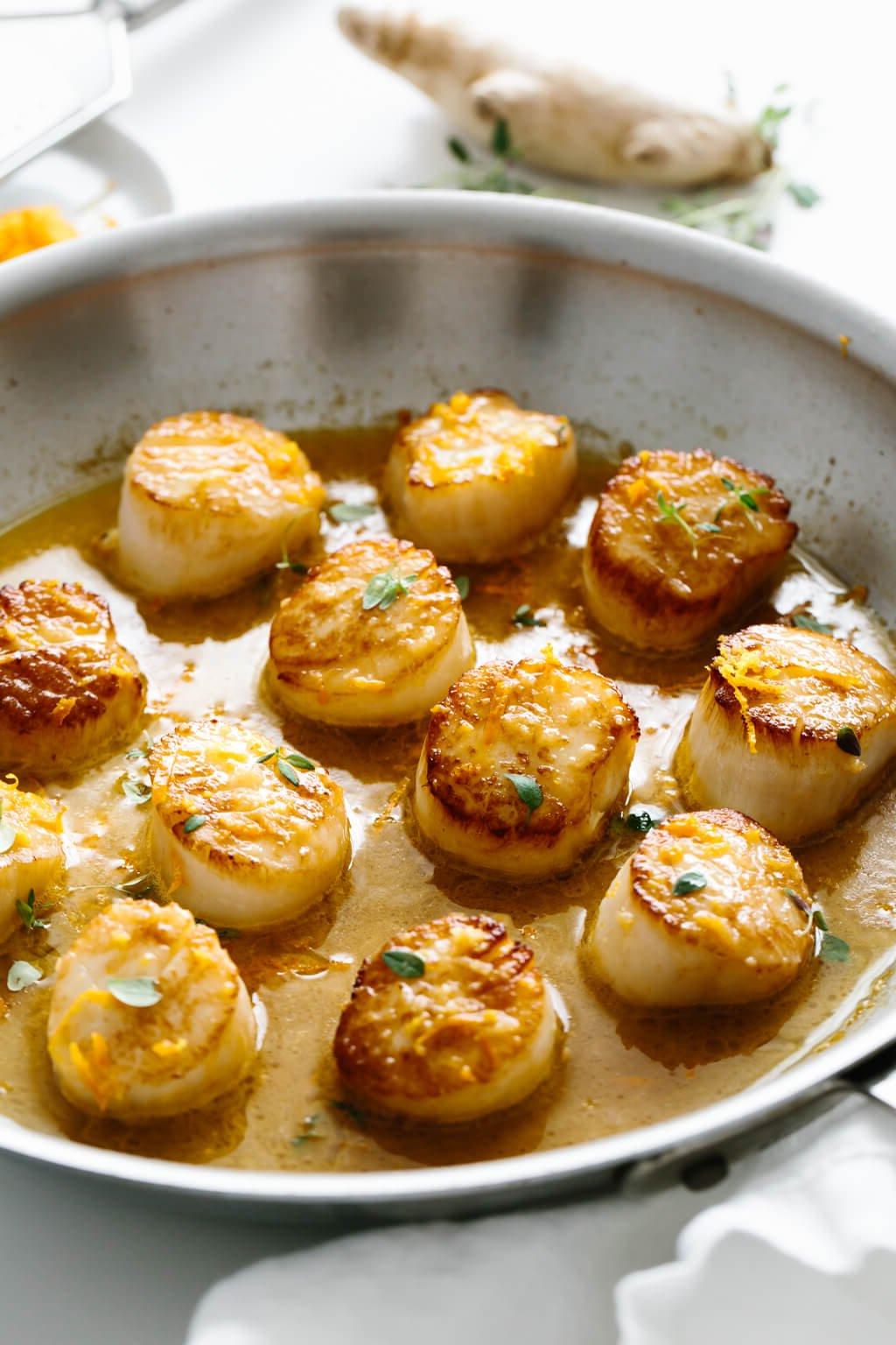 Die 60+ besten Mittelmeer-Diät-Rezepte 59 Mehrere Jakobsmuscheln in einer Pfanne.