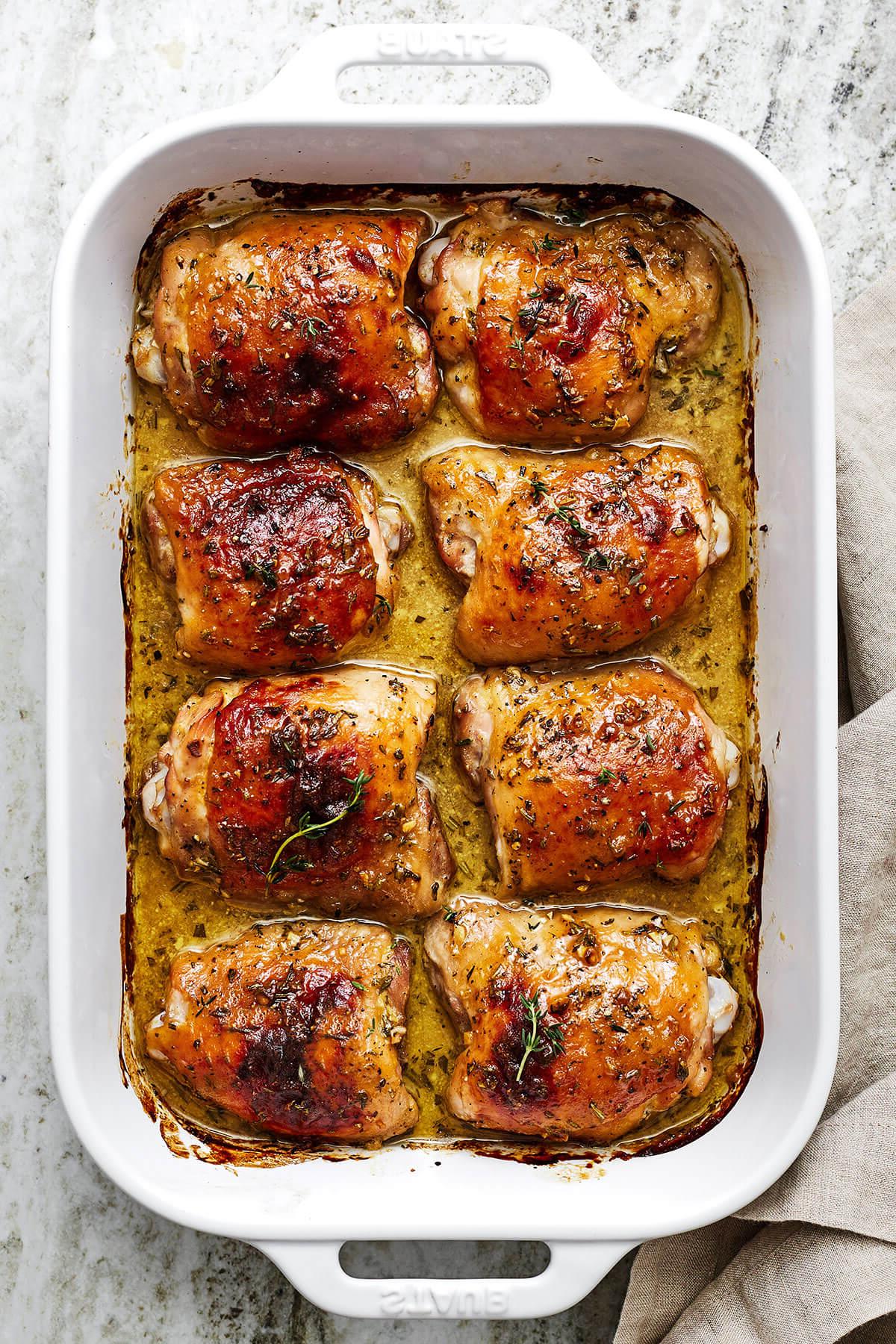 10+ Beste Hähnchenschenkel-Rezepte 7 Eine Auflaufform gefüllt mit Honig-Senf-Hähnchenschenkeln.