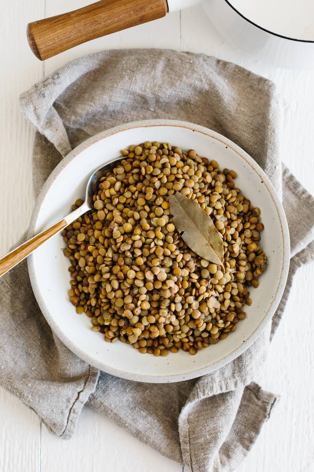 Linsen perfekt kochen. Linsen sind kleine Hülsenfrüchte, reich an pflanzlichem Protein und Nährstoffen, und köstlich in einer Vielzahl gesunder Rezepte.