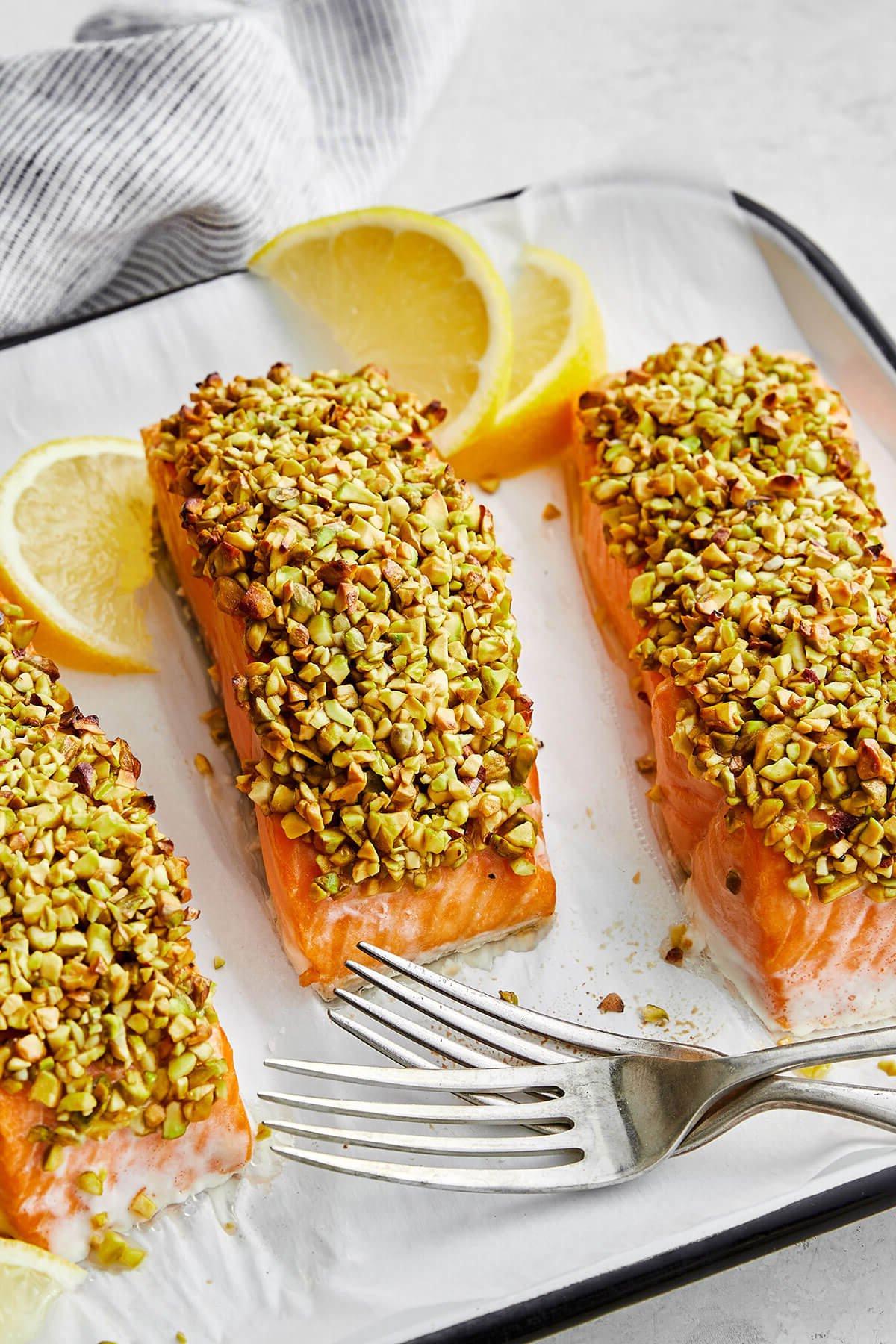 Die 20+ besten Lachsrezepte 6 Lachs mit Pistazienkruste neben Gabeln