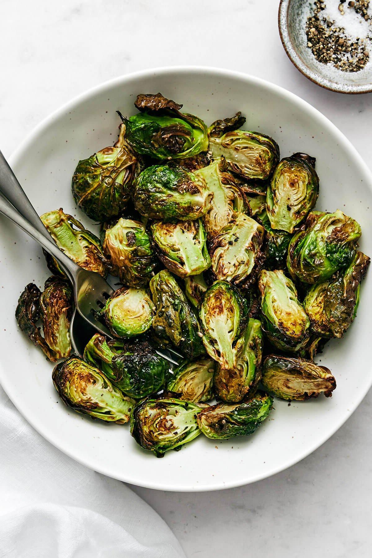 Einfache Heißluftfritteusen-Rezepte zum Immer-wieder-Zubereiten 7 A big bowl of air fryer Brussels sprouts