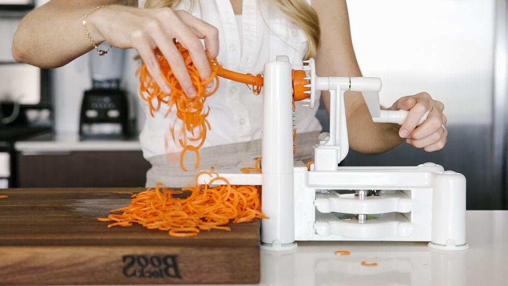 Der Spiralizer ist eines meiner Lieblingsküchengeräte. Hier sind meine bevorzugten Gemüsesorten zum Spiralisieren, Spiralizer-Tipps und Rezepte. Lernen Sie, wie man Karotte spiralisiert.