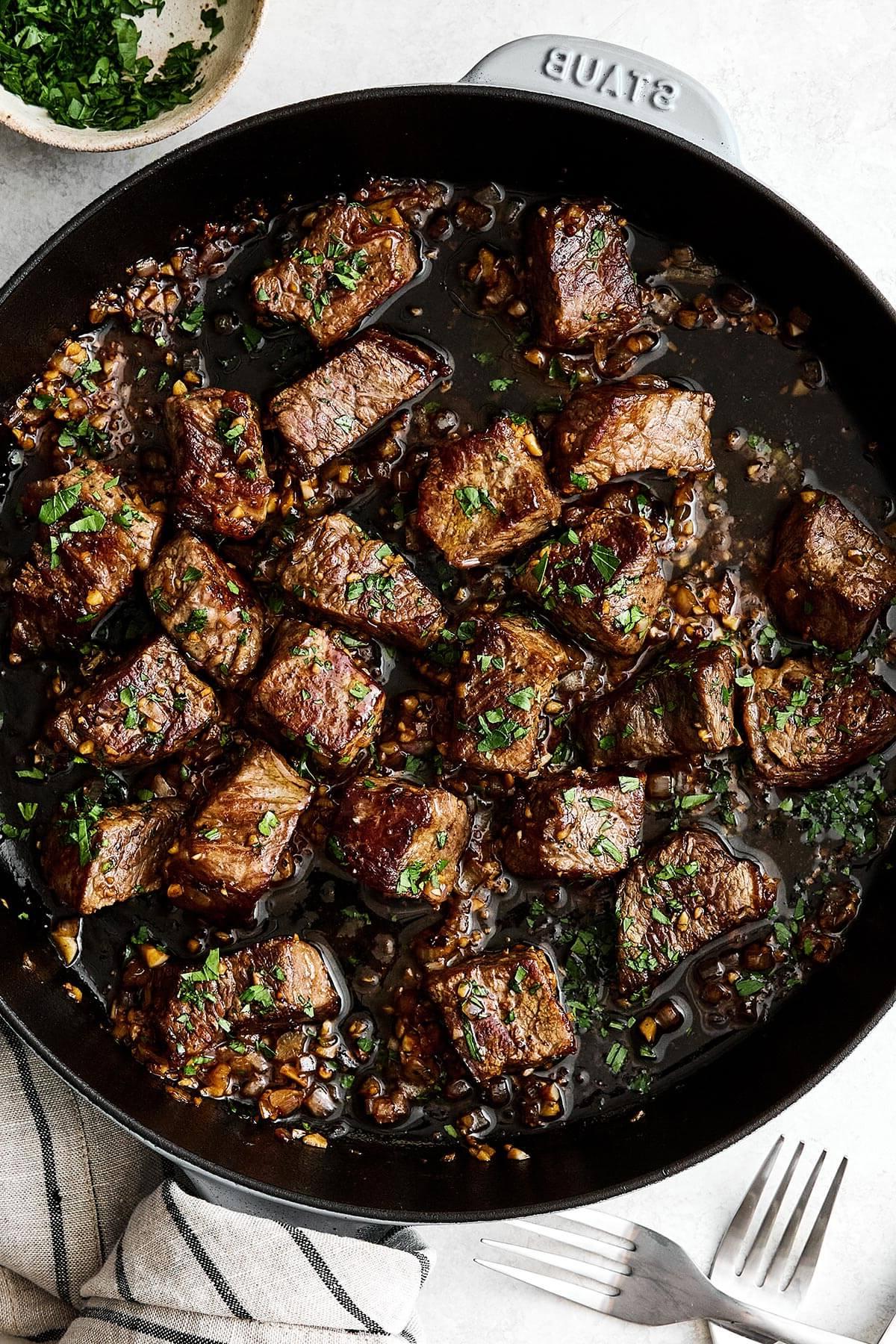 50+ Beste Einfache Abendessen Ideen 7 Eine Pfanne mit Knoblauch-Butter-Steak-Häppchen.