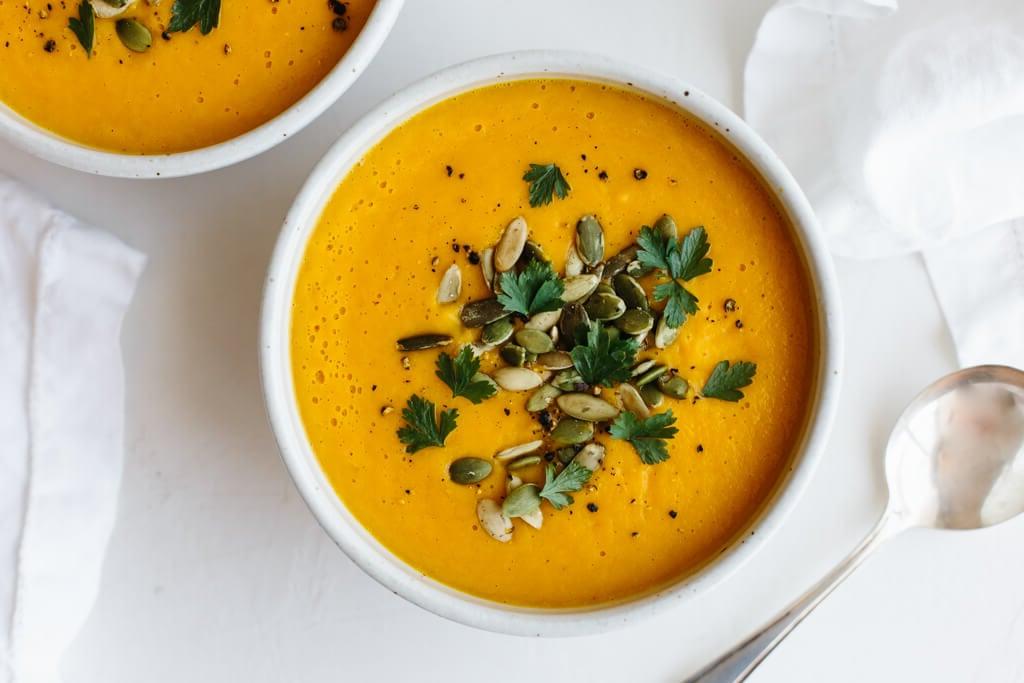 Geröstete Butternusskürbissuppe ist das perfekte Erntedankfest-, Herbst- und Winter-Suppenrezept. Sie ist einfach, aromatisch und ultra-cremig!