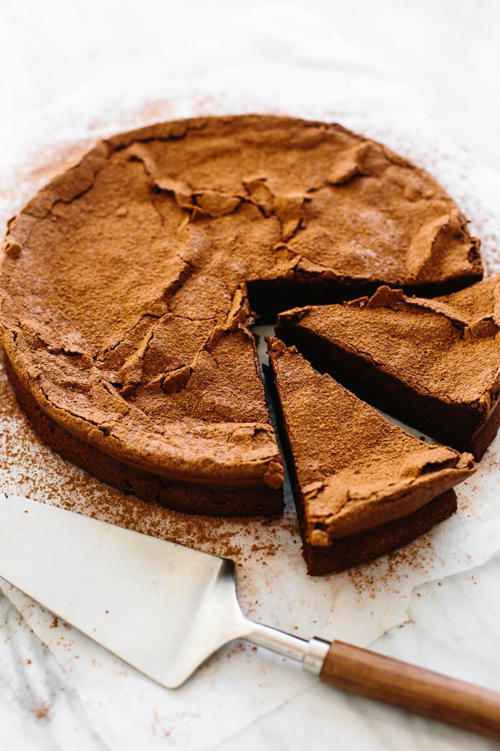 25+ Einzigartige Erntedankfest-Desserts 7 Glutenfreier Schokoladenkuchen, der glutenfrei, paläo und einfach ist! Es ist das beste glutenfreie Schokoladenkuchenrezept und hat nur 5 Zutaten!